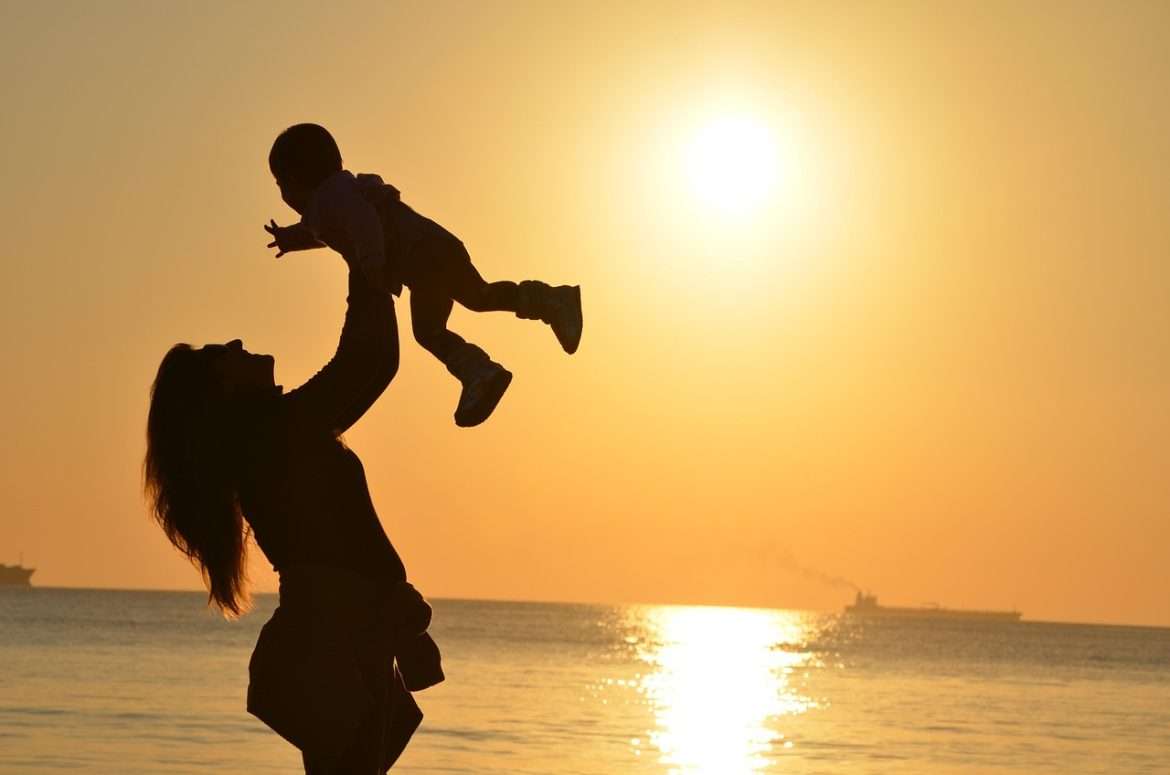 new year, mother, daughter, sunset, nature, silhouette, dusk, sun, sunlight, sea, ocean, love, affection, together, happiness, motherhood-429158.jpg